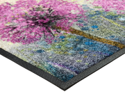 Eckansicht der Fußmatte mit lilafarbenen Blumen