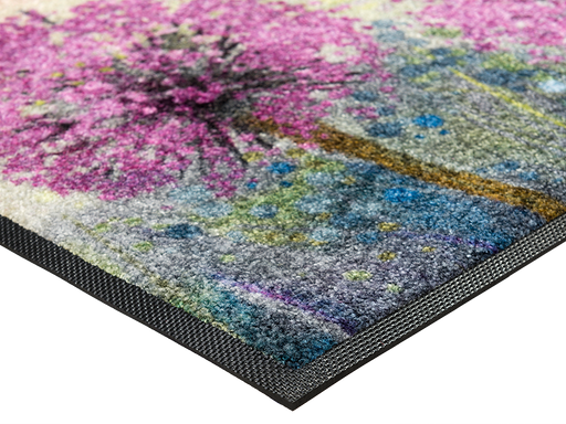 Eckansicht der Fußmatte mit lilafarbenen Blumen