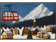 mehrfarbige Fußmatte mit roter Berg-Gondel in einem winterlichen Tal