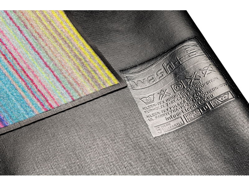 Rückenansicht der Fußmatte mit bunten Streifen