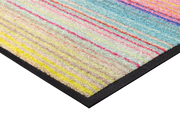 Eckansicht der Fußmatte mit bunten Streifen