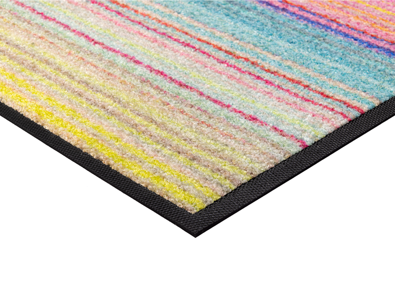 Eckansicht der Fußmatte mit bunten Streifen