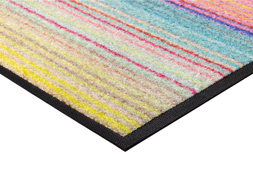 Eckansicht der Fußmatte mit bunten Streifen