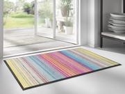Fußmatte mit bunten Streifen vor der Tür