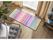 Fußmatte mit bunten Streifen im Wohnbereich