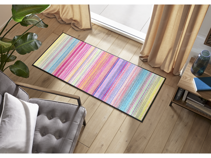 Fußmatte mit bunten Streifen im Wohnbereich