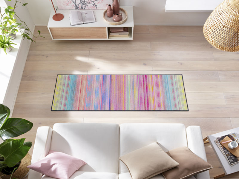 Fußmatte mit bunten Streifen im Wohnzimmer