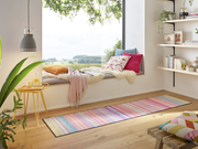 Fußmatte mit bunten Streifen im Wohnzimmer