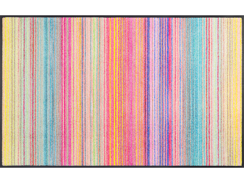 Fußmatte mit bunten Streifen