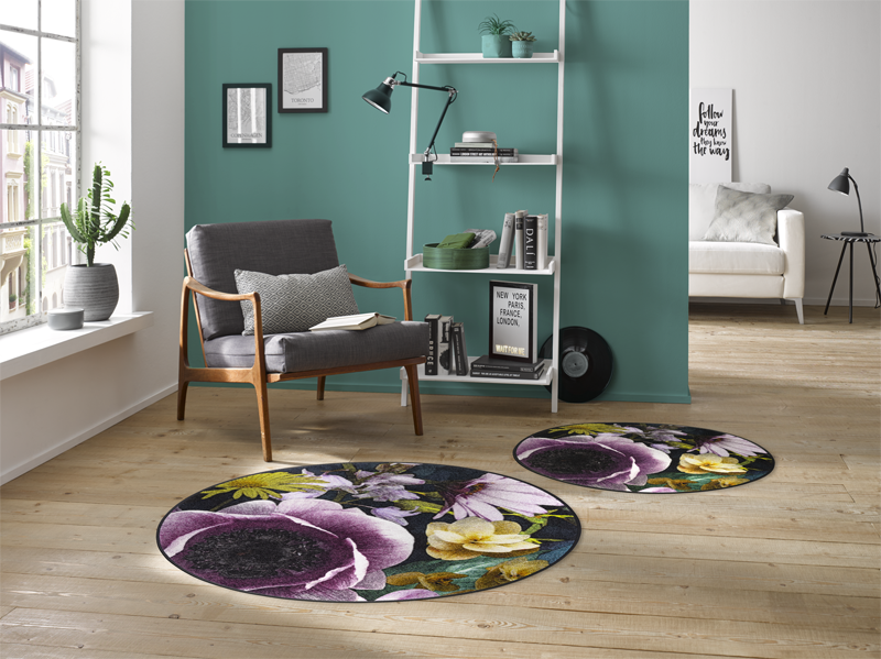 runde Fußmatte mit violett-gelben Blumen im Wohnzimmer