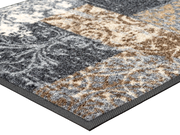 Eckansicht der grau-beigen Fußmatte mit Ornamenten