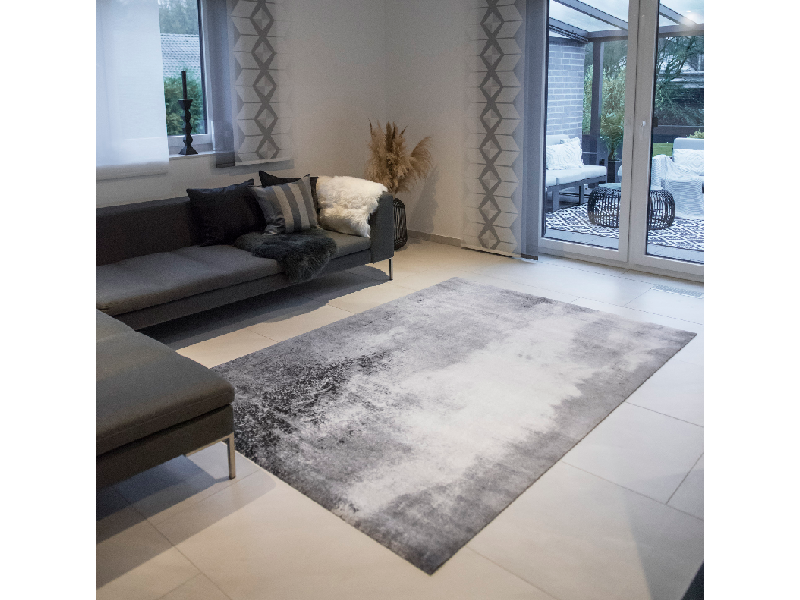 grau-weiß gemusterte Fußmatte im Wohnzimmer