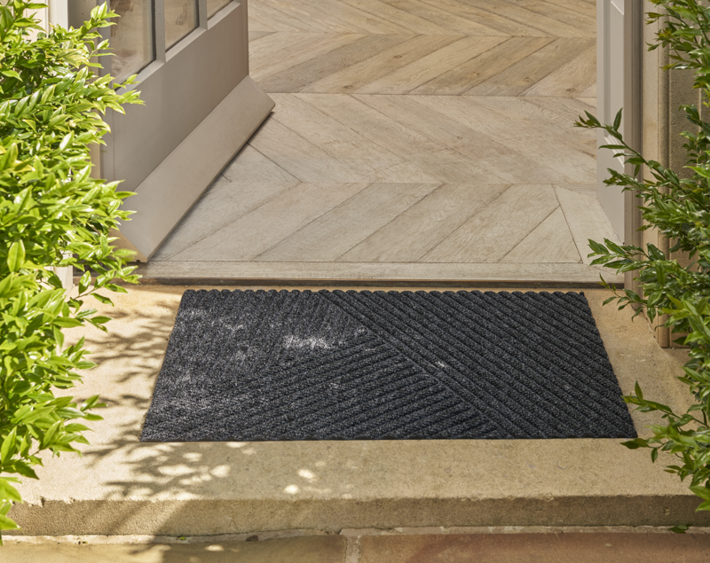 Fußmatte der Marke DUNE vor der Tür