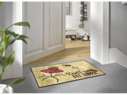 Fußmatte mit Blume und Biene und Schriftzug "don´t worry, be happy" vor der Tür