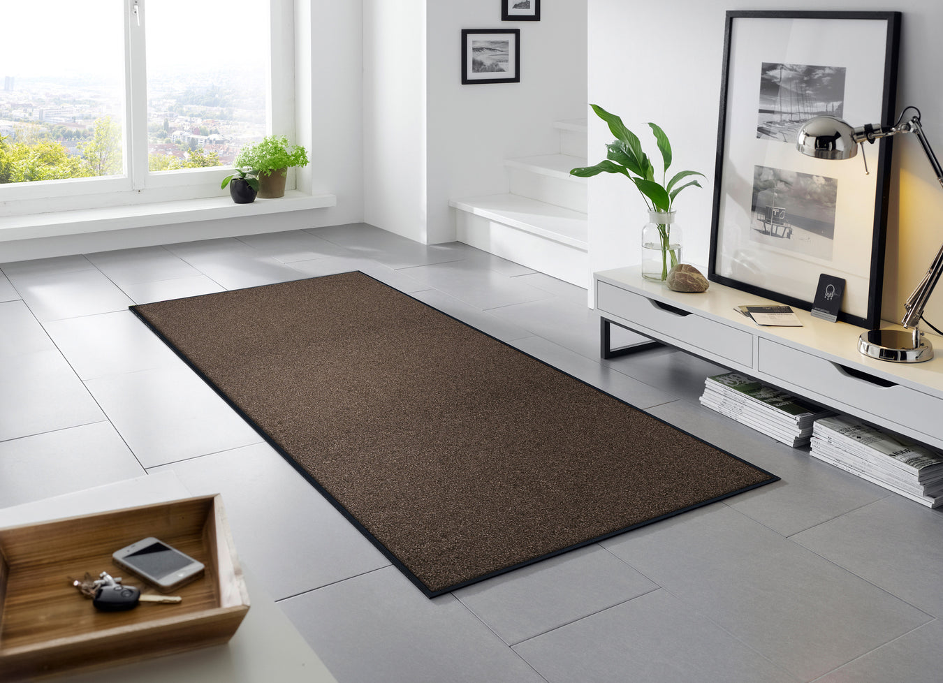 braune Fußmatte liegend im Wohnbereich