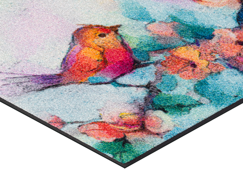 Eckansicht der bunten malerischen Fußmatte mit Vogelmotiv