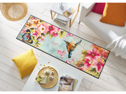 Fußmatte mit Blumen, Schmetterling und Kolibri im Wohnzimmer