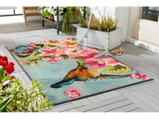 Fußmatte mit Blumen, Schmetterling und Kolibri auf dem Balkon