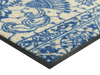 Eckansicht der Fußmatte mit blauem floralem Design