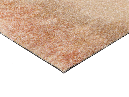 Eckansicht der Fußmatte mit gestreifem, braunem Muster