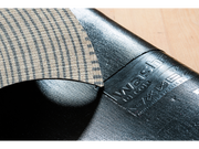 Rückenansicht der Fußmatte mit grauen und braunen Linien in rechteckigen Formen