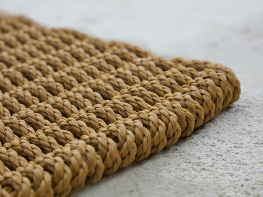 Eckansicht der sandfarbenen gewobenen Fußmatte