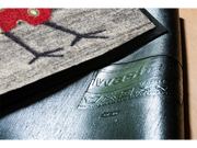 Rückenansicht der Fußmatte mit rot/weiß/schwarzen Hühnern