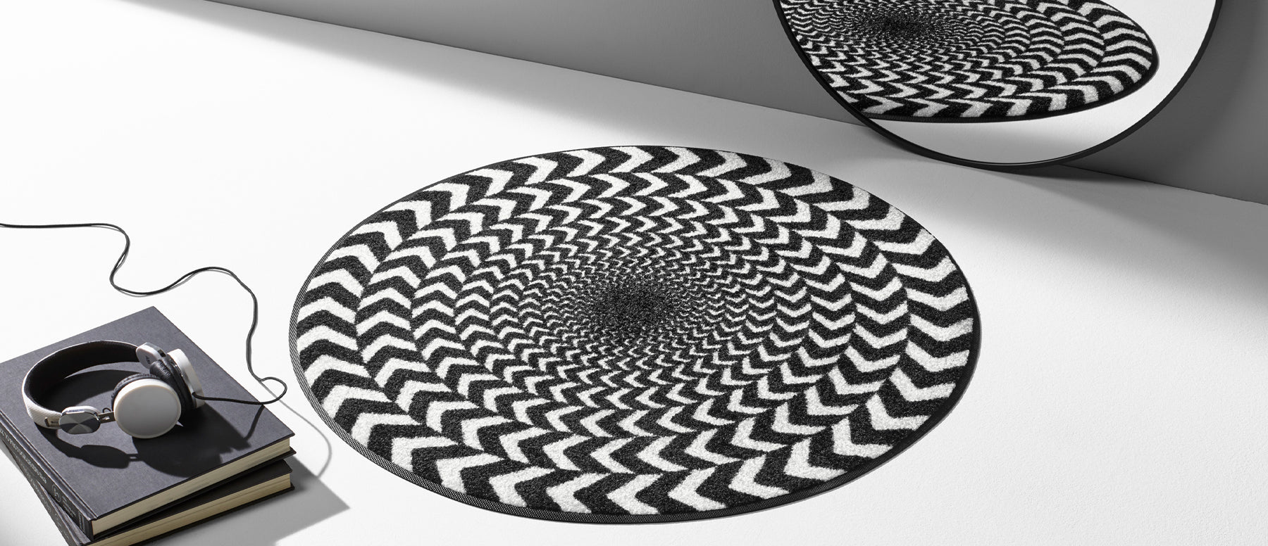 Gemusterte kreisförmige Fußmatte in schwarz und weiß