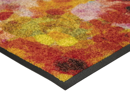 Eckansicht der Fußmatte mit aquarell-farbenem Blumenmuster in rot, pink, gelb, violett