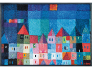 Fußmatte mit bunten Häusern auf blauem Hintergrund in Kachelform