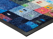 Eckansicht der Fußmatte mit bunten Häusern auf blauem Hintergrund in Kachelform