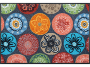 Fußmatte mit bunten Blumen und runder Umrandung