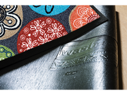 Rückenansicht der Fußmatte mit bunten Blumen und runder Umrandung