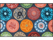 Fußmatte mit bunten Blumen und runder Umrandung