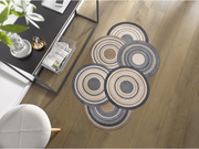 Fußmatte in Sonderform mit naturfarbenen Kreisen in der Garderobe