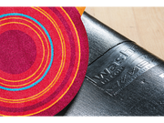 Rückenansicht der Fußmatte in Sonderform mit bunten Kreisen