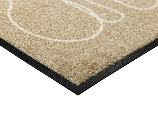 Eckansicht der Fußmatte für die Küche mit Besteck-Motiven