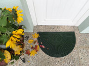 Fußmatte für den Außenbereich in dunkelgrün mit 3D-Struktur vor der Haustür liegend