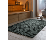 dunkelgrüne Fußmatte für den Außenbereich mit 3D-Struktur vor der Treppe liegend