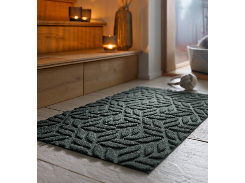 dunkelgrüne Fußmatte für den Außenbereich mit 3D-Struktur vor der Treppe liegend