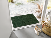 dunkelgrüne Fußmatte mit 3D-Struktur im Außenbereich vor der Tür liegend