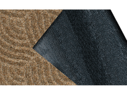 Rückenansicht der taupefarbenen, wellenförmigen Fußmatte