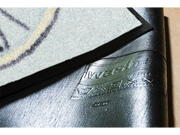 Rückenansicht der hellblauen Fußmatte mit Fahrrad und Blumen