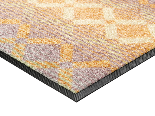 Eckansicht der Fußmatte mit bunten Rauten