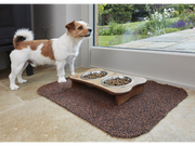 Fußmatte in Braun vor der Terrassentür