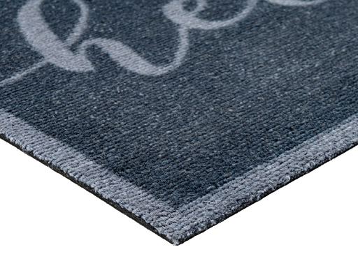 Eckansicht der grauen Fußmatte mit Aufschrift "hello"