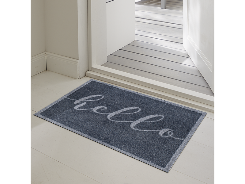 graue Fußmatte mit Aufschrift "hello" vor der Tür