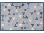 graue Fußmatte mit farbigen Dreiecken