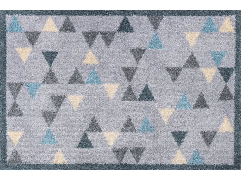 graue Fußmatte mit farbigen Dreiecken