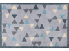 graue Fußmatte mit farbigen Dreiecken
